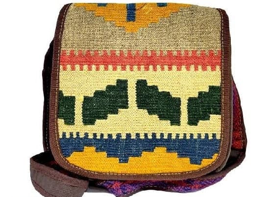 کیف گلیمی دوشی با فرم متعادل و تناسب مناسب برای حرکت روزانه 3